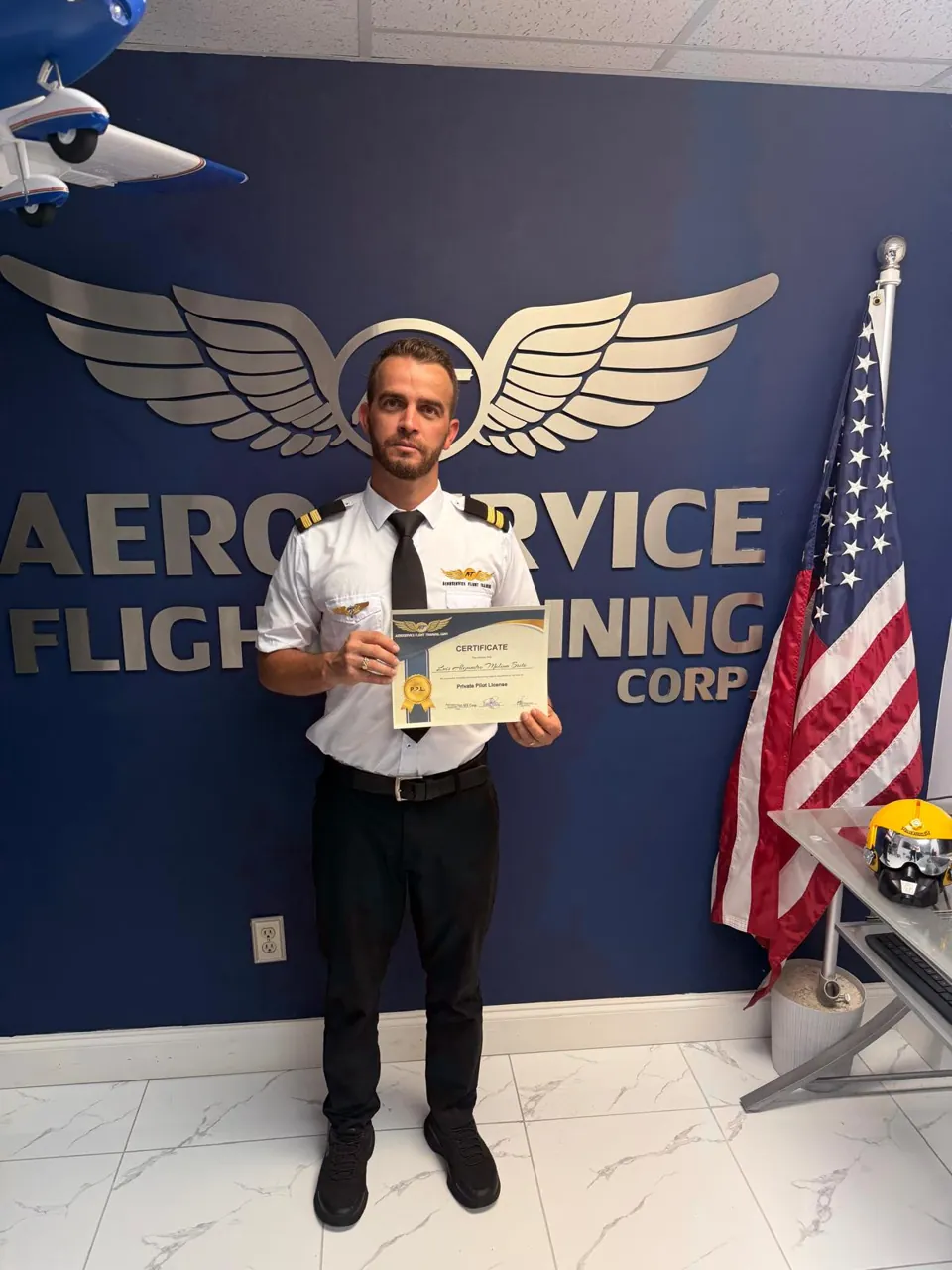 Piloto de AeroService con su certificado de Piloto Privado (PPL) en la sede de Miami