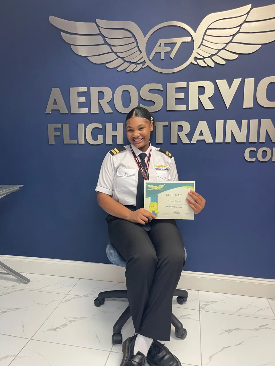 Estudiante celebrando su licencia de Piloto Privado en AeroService Miami